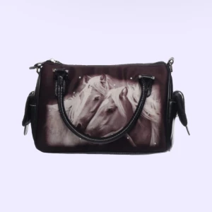 handväska med hästmotiv och rhinestones🫧 - jättefin väska köpt på sellpy med hästmotiv och rhinestones. aldrig använd! väskan är lite sliten och det är några få svaga fläckar men inget som syns tydligt! 🐴👜🫧