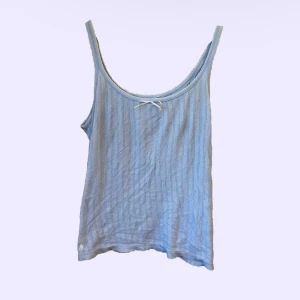 coquette ralph lauren linne🎀 - jättegulligt ljusblått ralph lauren linne köpt secondhand! står ingen storlek men uppskattar till en L, i bra skick!🩵