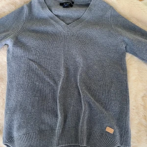 Gant tröja säljs  - Använd en gång och inte mer!  Super fint skick med inga fläckar.