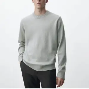 Fin gråblå stickad tröja från Massimo Dutti. Nyskick!  Storlek: ca s/m dam, xs herr (fråga för fler bilder för att avgöra storleken bättre)  (Obs: Om du vill köpa? Skriv privat först!) 