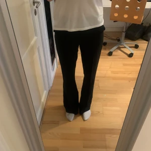 Kostymbyxor - Ett par bootcut kostymbyxor nästan oanvända med en rand i mitten av varje ben. Är inte exakta paret på bilden med modell men liknande de som jag säljer. Säljer pågrund av att de är för små i midjan