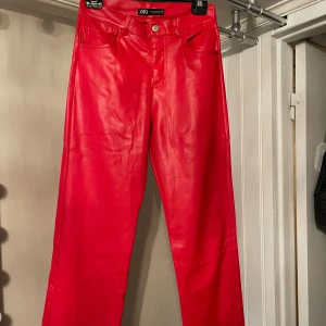 Skinnbyxor  - Supercoola skinnbyxor från Zara, skönt och stretchigt material. Ganska stora i storleken så skulle säga att dem passar 34/36/38. Använda 1 gång