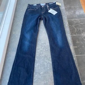 Lågmidjade jeans  - Säljer mina favorit jeans då de inte passar längre! (Lapparna är inte kvar) Inga defekter😇 priset går absolut att diskutera🥰