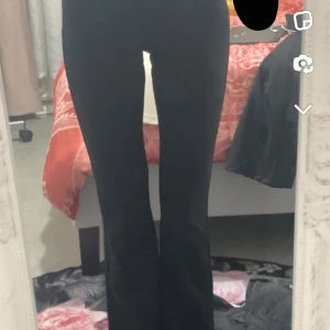 Svarta kostymbyxor  - Utsvängda kostymbyxor från vero Moda i längden 32. 