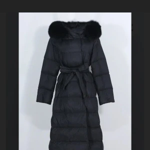 Pälsjacka från furstockholm  - Säljer min pälsjacka som är i ett bra skick, jackan är endast använd i 4 månader så den har inga skador på sig.  Jackan har en defekt i ena fickan då den var så när jag fick jackan.  Vid intresse skickas självklart egna bilder på jackan. 