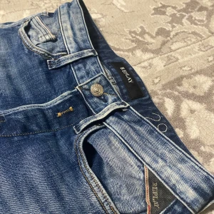 Replay Waitom - Replay Waitom jeans med en utåtstickande färg och fit. Bekväma och sitter perfekt. De va mina favoriter tills den inte passa med min stil längre🤝  Nypris e runt 1600-1700 minns ej. Perfekt skick. 