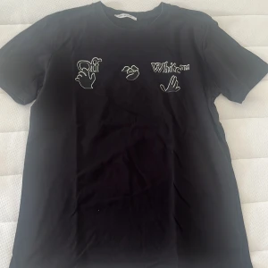 Off White T-Shirt - Off White T-Shirt i storlek L. Sparsamt använd!