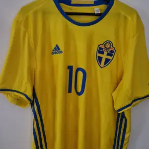 En äkta sverige tröja ifrån addidas med Legenden Zlatan Ibrahimović tryckt på ryggen! (Pris kan diskuteras)