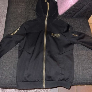 Svart zip tröja - Bra skick med mycket snygga detaljer och skönt matrieal. Sticker ut pga den gamla modellen som inte går att köpa mer. 