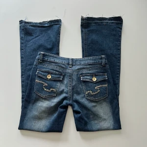 Lågmidjade jeans - Lågmidjade vintage bootcut jeans med unika bakfickor från Generation. Midjemått: 80 cm, 40 cm rakt över. Innerbenslängd: 82 cm. De är uppsprättade längst ner. Jag är 176 cm 💓