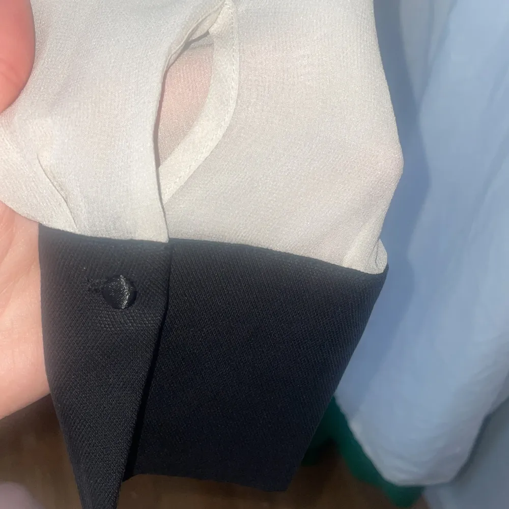 Betalj på arm (se bild 3), detalj på sidan av blusen (se bild 4). Knappar hela vägen ner på baksidan (se bild 5) Märke Day Birger et mikkelsen, köptes dyrt och säljes därför för dyrare pris men det kan fortfarande diskuteras om pris. Puserot.