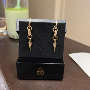 Eleganta örhängen säljes i par  - Eleganta örhängen säljes i par Material:rostfritt stål  och sterlingsilver Pris::270 sek/par