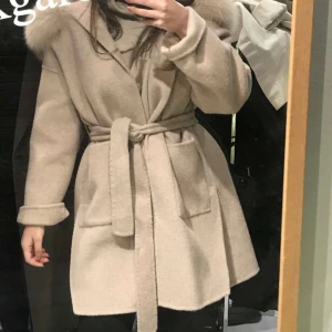 Kappa - Beige kappa med äkta pälskrage. Xs men passar S också