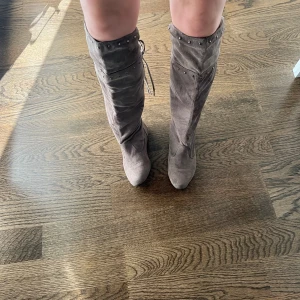 Bruna boots - Bruna boots med fransar och snörning. Har några små fläckar men de smälter in med tyget så de syns knappt 💓