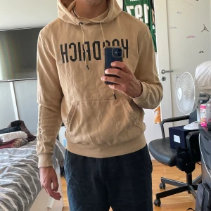 Beige Hoodrich Hoodie  - Bra skick. Bra kvalitet och material. Jag är 183 och den är lite liten för mig