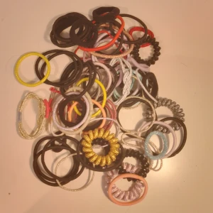 Hårsnoddar  - Massa hårsnoddar som är använda fåtal gånger.