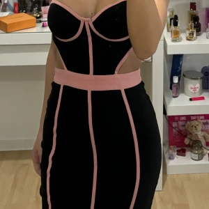 Snygg klänning  - Använd 1 gång 