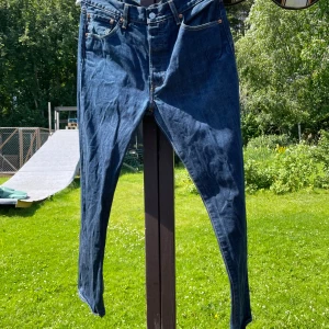 Levis 501 - Super snygga Levis 501 i perfekt skick  Säljer då jag tycker de är för stor 