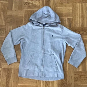 Ralph lauren hoodie  - Hej, säljer nu denna då jag den inte kommer till användning längre. Nypris:1899kr, skriv om ni har frågor