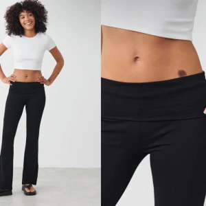 Svarta yoga pants - Ett par helt svarta yoga pants ifrån Gina, Storlek XXS, använda men inga tecken på användning!  Skriv vid intresse och egna bilder🖤