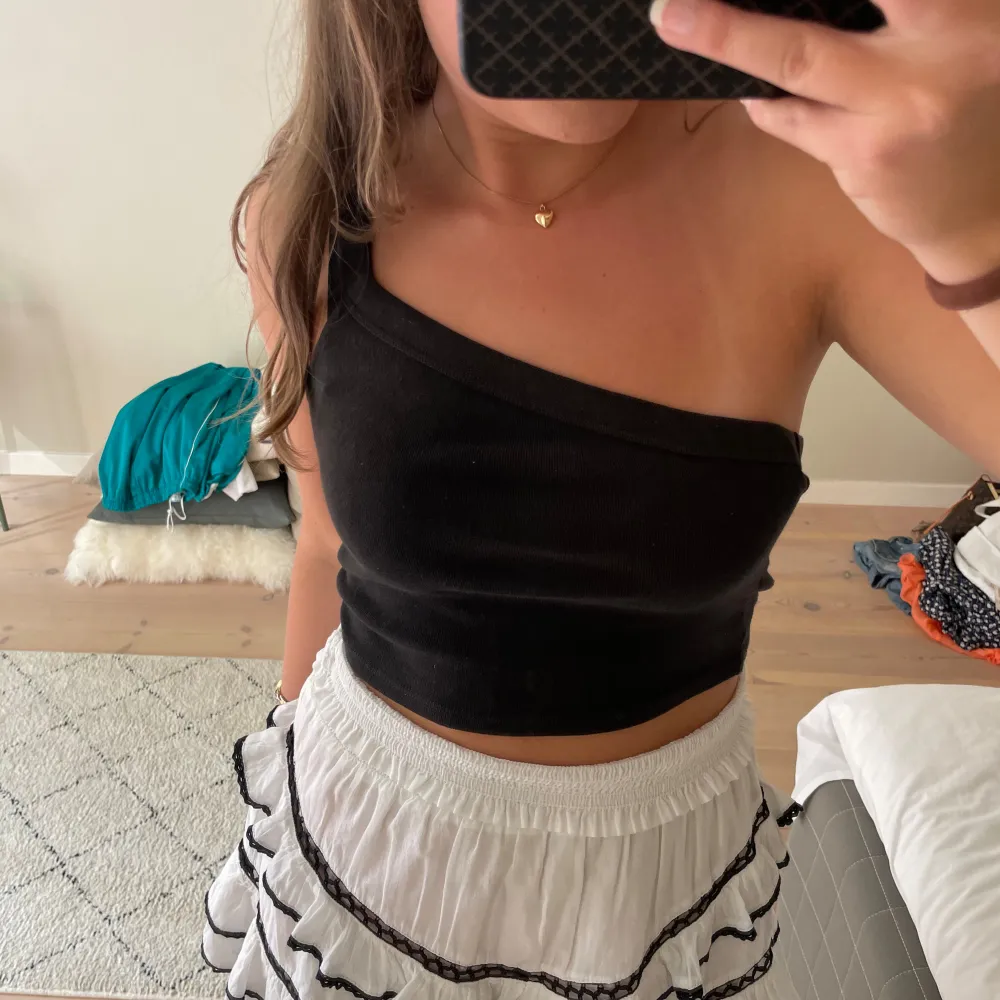 Svart one-shoulder topp som är kort i modellen, i bra skick!🥰. Toppar.