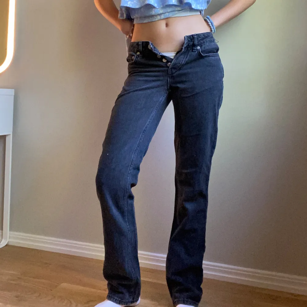 Superfina midwaist jeans från Lager 157. Midjemått 36 cm rakt över & innerbenslängd 80 cm. Använda en del men i bra skick! Pris kan diskuteras❣️. Jeans & Byxor.