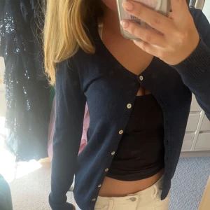 Kofta - Jättefin kofta med stjärnor vid armbågarna köpt på Zalando🤩 Nästan helt ny och pris kan diskuteras vid snabb affär!💘