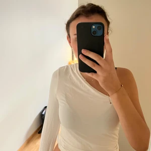 Off shoulder tröja - Vit off shoulder tröja från ginatricot som inte används så mycket. Funkar till vardags, fest m.m.