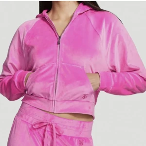 Victoria Secret velour-set - Jättesnyggt 2000-tals inspirerat velour-set från Victoria Secret som inte längre säljs i butik. Jag har knappt använt det själv, så därav i väldigt bra skick. Detta är priset för båda delarna men det går att köpa dem separat (meddela innan).