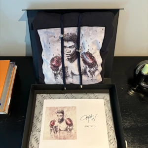 Limitato Mohamed Ali - Mohamed Ali hoddie knappt använd väldigt bra skick 9/10. Pris kan diskuteras!