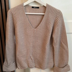 Stickad tröja  - Strl Xs i färgen beige. Använd fåtal gånger. I bra skick. Säljer för att den inte kommer till användning längre 