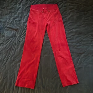 Juicy byxor  - Dom är andvända 2 gånger men säljer dom eftersom jag inte andvänder dom längre, inga skador, kan diskutera priset.