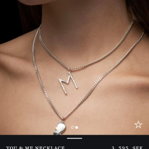 Silvrigt Maria Nilsdotter halsband - Undrar om någon vill byta mot ett guldiga Maria Nilsdotter halsband you&me? Eller om någon är intresserad i att köpa det för 1300kr är i bra skick, tappar bort boxen, skriv för fler bilder! Kedjans längd är 40