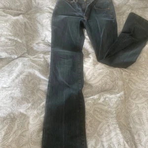 Low waist bootcut jeans - Jag har aldrig använt dessa efter som de har inte passat exats så därför säljer jag dem! Storlek 29