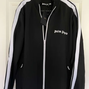 Palm Angles - Säljer denna feta Palm angels tracksuit i storlek M. Skicket är 10/10 och den passar perfekt nu till sommaren.