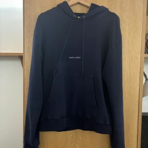 Saint Laurent hoodie - Size L, sitter väl som en M. Bra skick, nypris 7000kr. Inga tags eller kvitton. 
