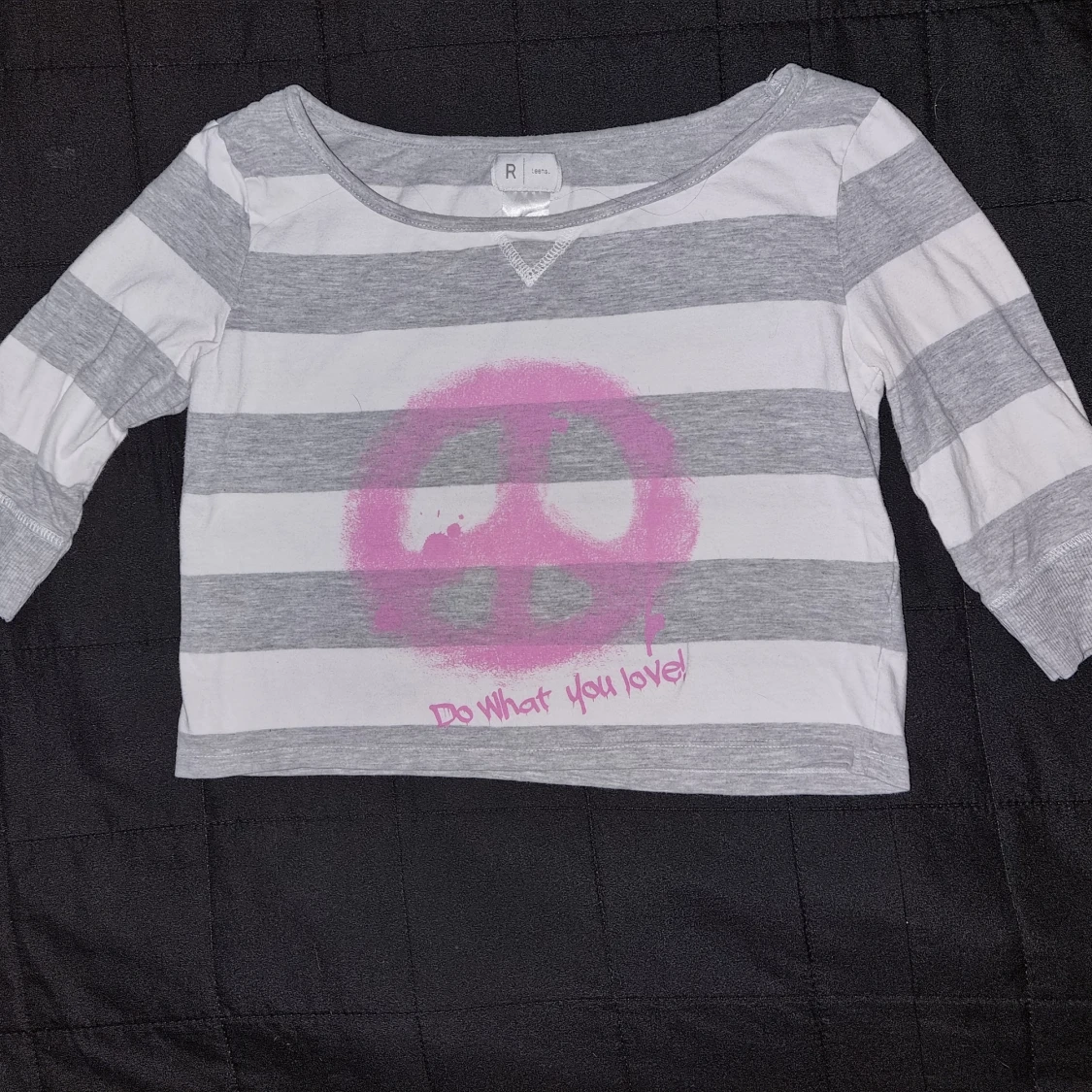 Randig tröja med rosa tryck