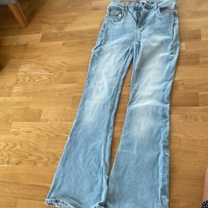 Jeans, stl M  - Utsvänga ljusblåa Jeans i stl M. Köpt på lager 157, modell snake flare. Använt skick.