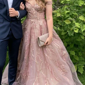 Drömmig balklänning från Dressroom Linné👸 - Säljer min fantastiska balklänning!👸 Endast använd en gång, i mycket bra skick. Nypris 6800kr, säljer för 2499🩷 Möts gärna upp då blir ett stort paket, annars står köpare för frakt🩷 Skriv vid frågor eller för fler bilder🩷 