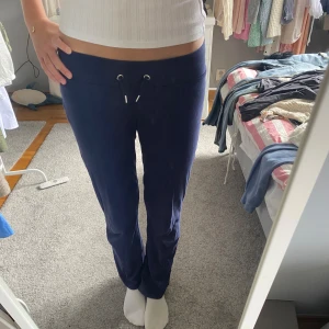 Low waist mjukisbyxor - Jättefina lågmidjade mörkblå mjukisbyxor från Gina Tricot i strl 170 men passar XS. Jättefint skick men är för korta på mig.