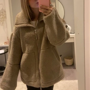 Hm teddy jacka - Fint skick, skriv om ni vill ha fler bilder❤️❤️ pris kan såklart diskuteras❤️❤️