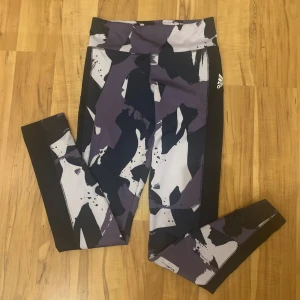 Träningsbyxor från adidas - Ett par träningsbyxor från adidas i bra skick. Säljs för de är för små💕