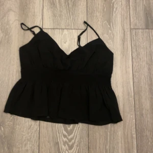 Linne - En söt tröja som sitter bra o inte glider runt 