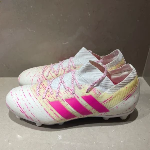 Fotbollsskor Adidas Nemeziz FG - Oanvända adidas fotbollsskor som endast stått i garderoben, nyskick, skorna är specialgjorda och därav den gula färgen. Hör av er vid frågor!