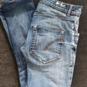 Dondup jeans  - Säljer ett par riktigt feta Dondup jeans! Mycket populära med snygga slitningar, storlek 30, 9/10 skick och passar slimfit.