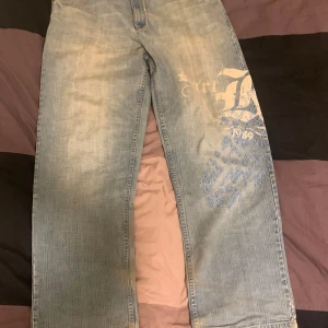 Karl kani jeans - 28 cm legopening 118 cm ytterbenslägnd 51 cm höft  As feta karl kani jeans!! 