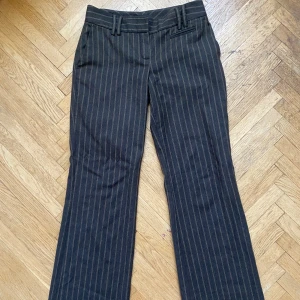 Massimo dutti kostymbyxor - Super snygga lågmidjade flare kostymbyxor från Massimo dutti, knappt använda, skriv för bilder på eller mått 