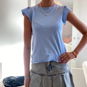Somrig blus - Säljer denna fina härliga blå blus från MANGO. Är perfekt för sommar men funkar även till vardags. Pris kan diskuteras men köp helst direkt!💞