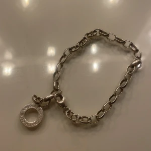 Thomas sabo armband  - Thomas sabo armband i silver. Helt oanvänd därför att jag bara använde guld. Till för att ha berlocker på.  Skriv privat om mått önskas 🪙❤️ (Ny pris, allt ifrån 500-300) 