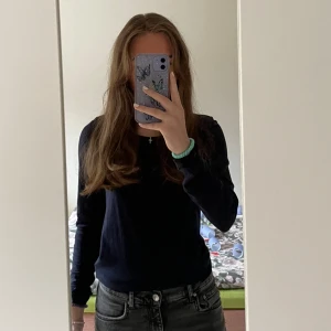 Basic långärmad tröja marinblå💙 - Säljer min basic långärmade marinblåaa tröja💙 ett jätte fint basplagg som funkar att styla med allt🤩